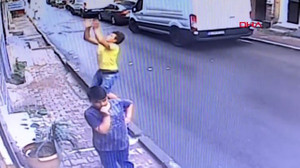 İkinci kattan düşen bebeği havada yakaladı