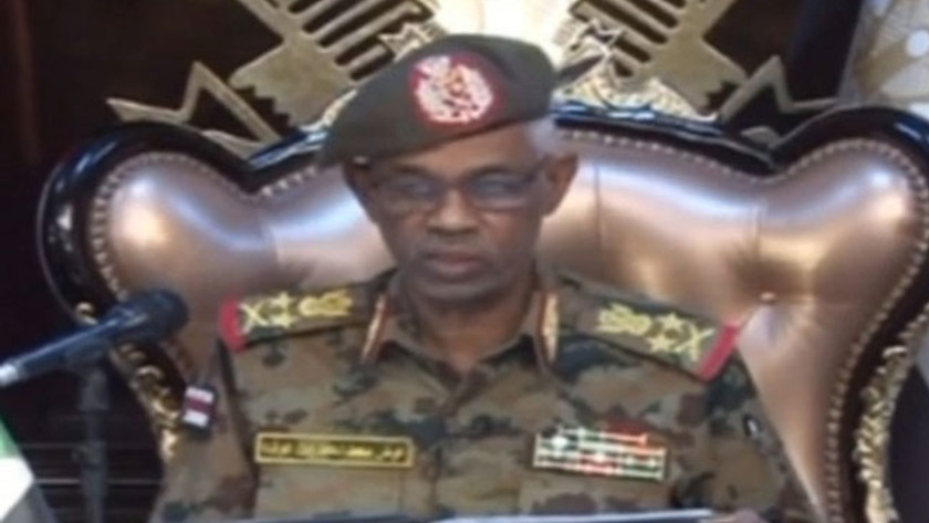 Sudan'da ordu yönetime el koydu