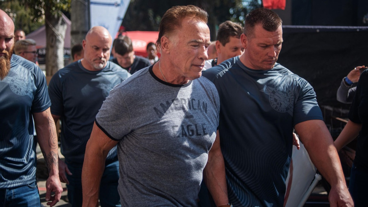 Arnold Schwarzenegger'e tekmeli saldırı
