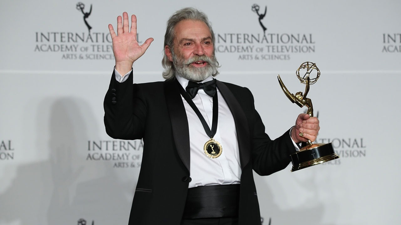 Haluk Bilginer, 47. Uluslararası Emmy Ödülleri'nde "en iyi erkek oyuncu" seçildi