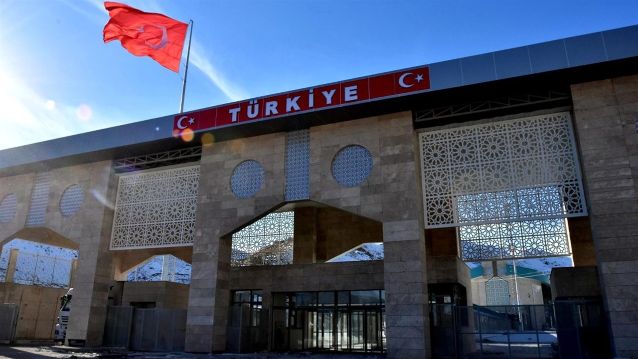 Türkiye, İran hariç bütün sınır kapılarını açtı