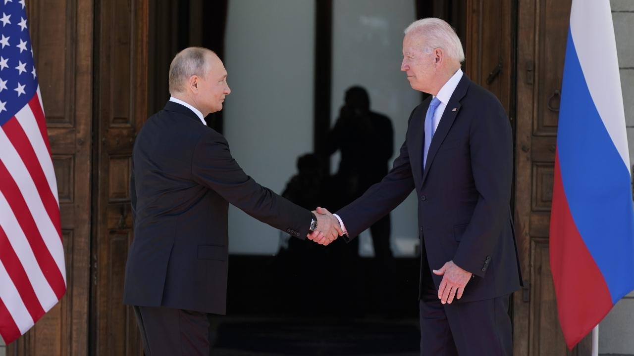 Biden Putin'le buluşmayı prensipte kabul etti