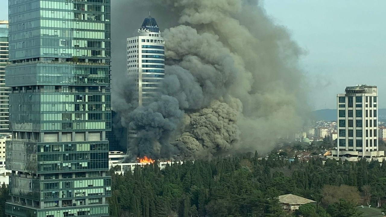 İstanbul Levent'te bir AVM'de yangın çıktı