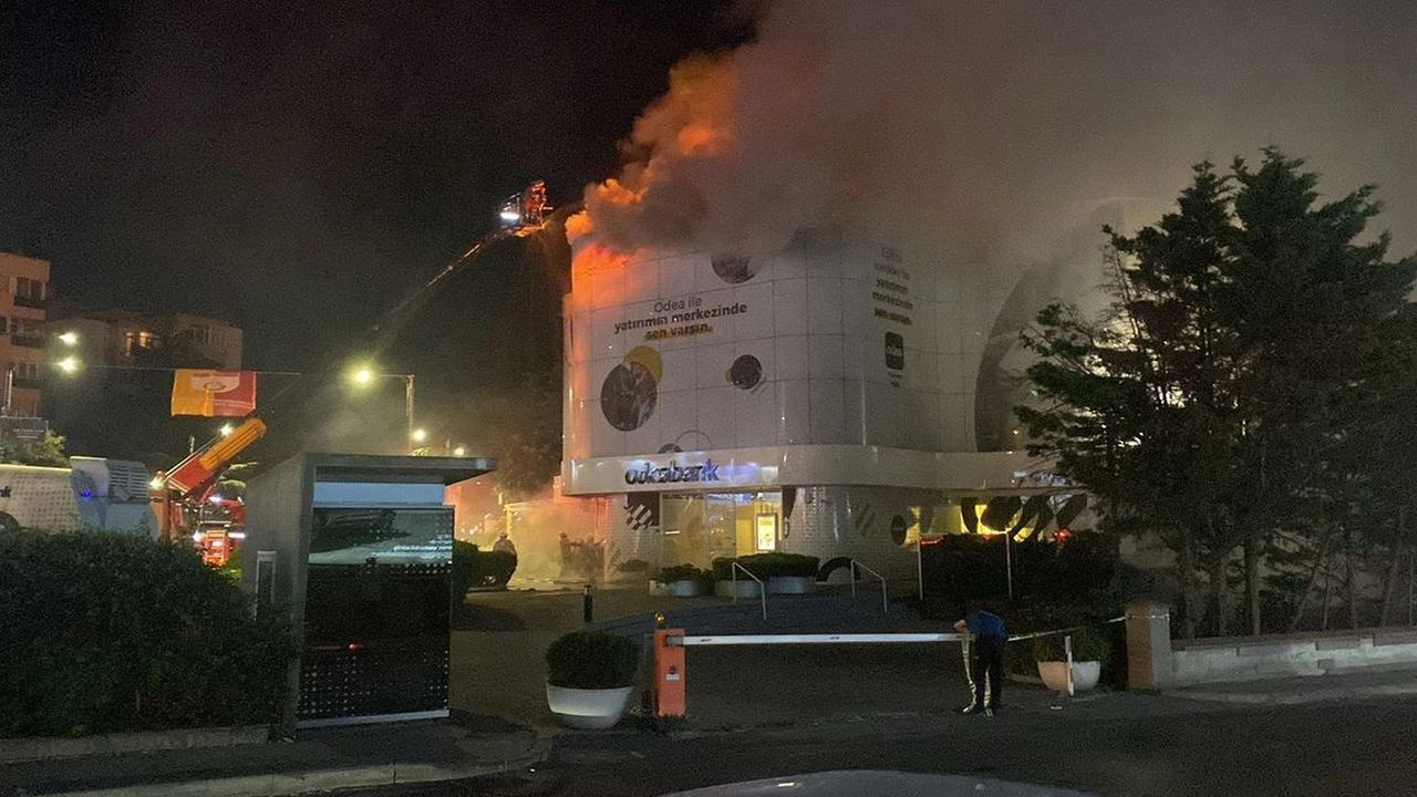 Beşiktaş Etiler’de banka binasında yangın