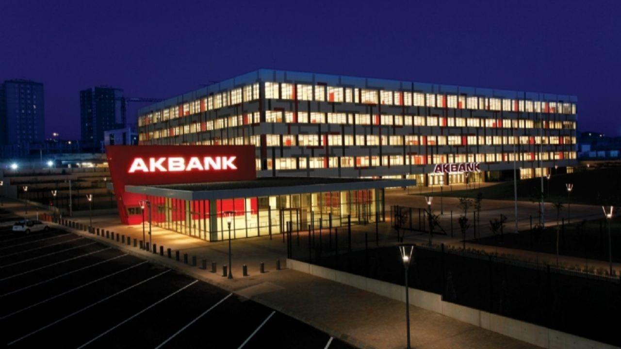 Akbank, hesaplardan para çekildiği iddialarını yalanladı